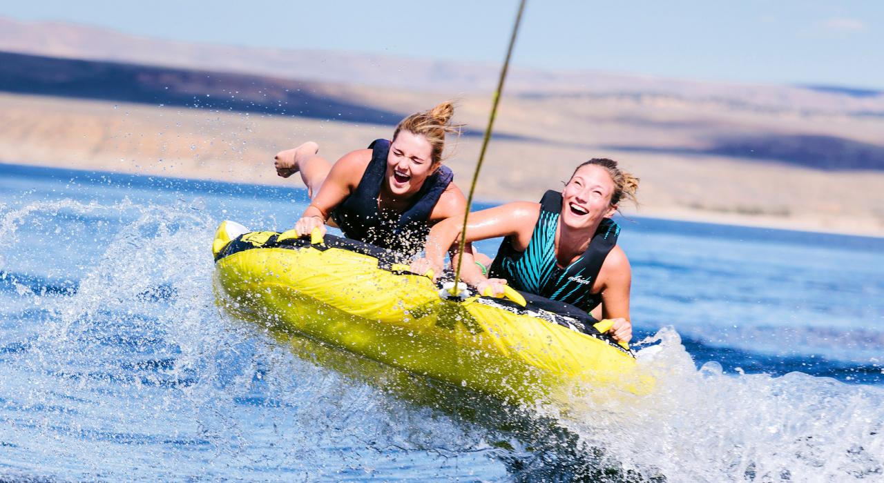 在弗莱明峡谷湖上体验激动人心的轮胎速滑