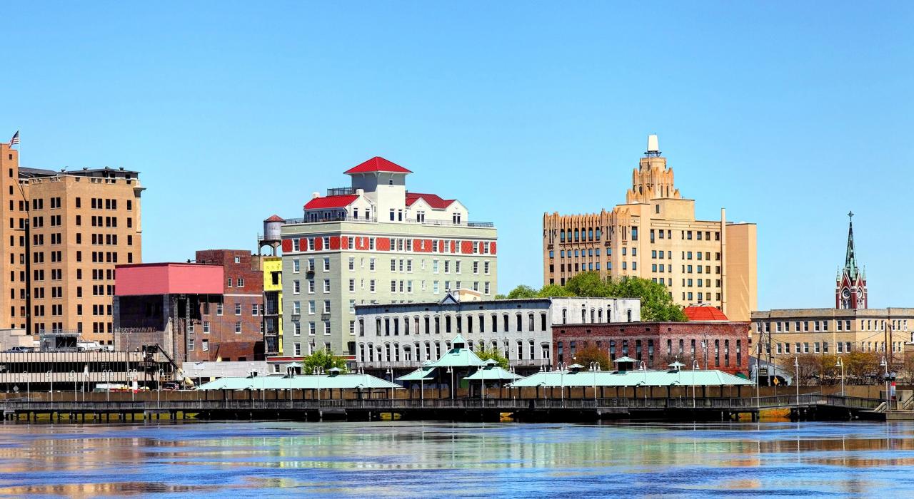 与西门罗隔着一条奥希托河的门罗闹市区