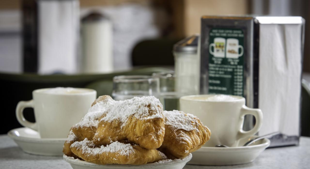 撒有一层糖粉的方形面包圈