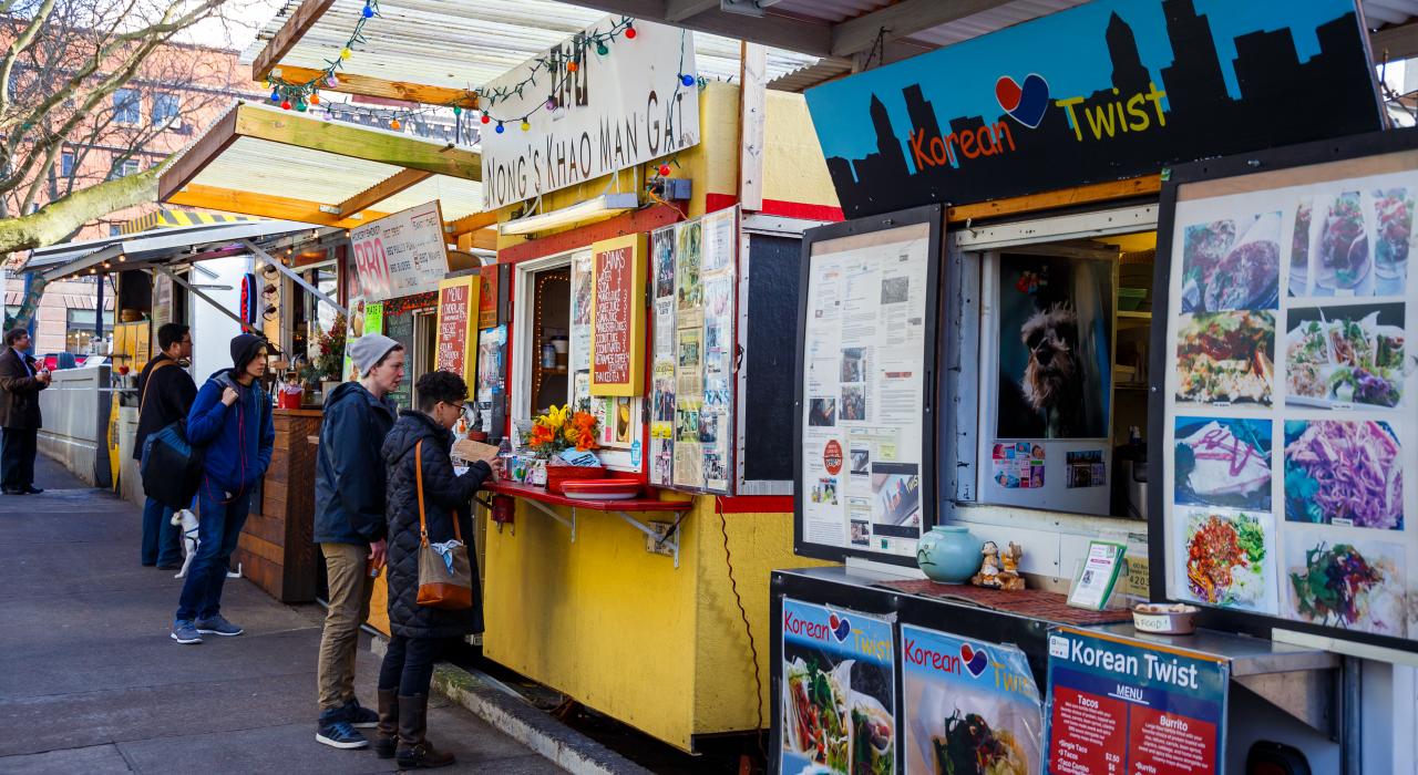 俄勒冈州波特兰一字排开的餐车