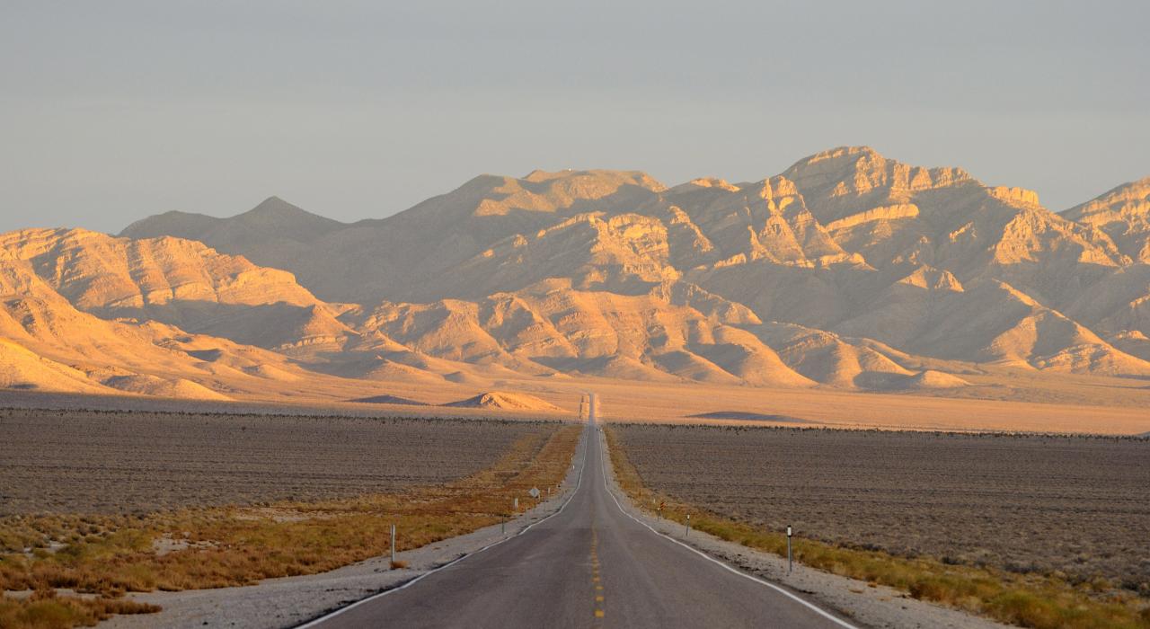 沿着 375 号公路欣赏沿途美丽的内华达州风光