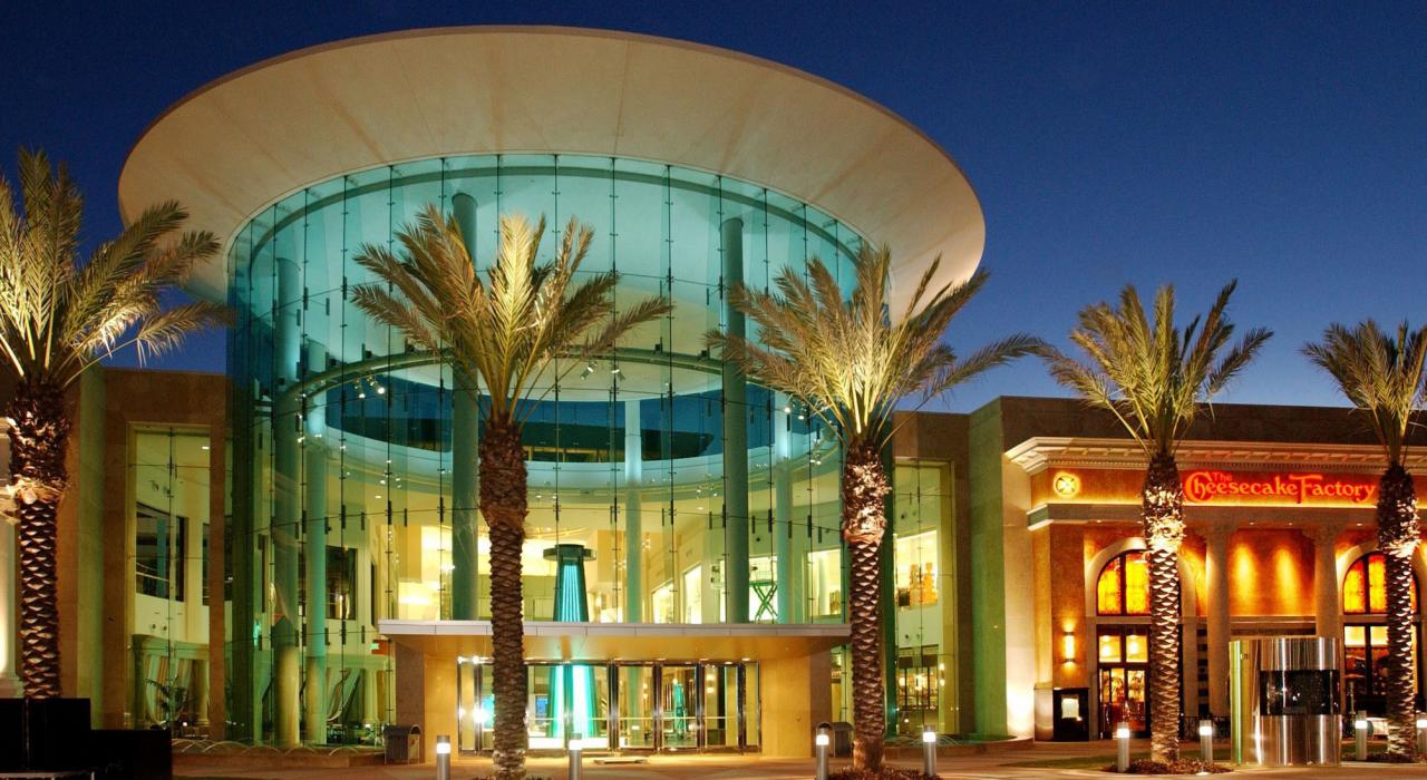 奥兰多美年购物中心主入口灯火辉煌的夜景