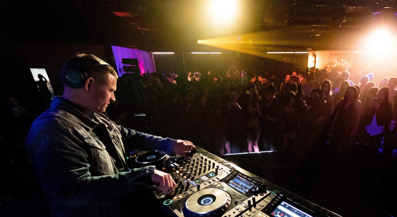 美国Dj、音乐制作人兼混音师 Kaskade 正在展示电子舞曲技巧 美国Dj、音乐制作人兼混音师 Kaskade 正在展示电子舞曲技巧
