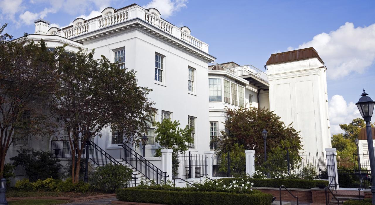 于 1930 年建于巴吞鲁日的旧州长官邸