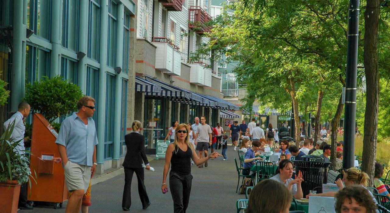 人们漫步于俄勒冈州波特兰其中一条提供特别购物体验的街道上