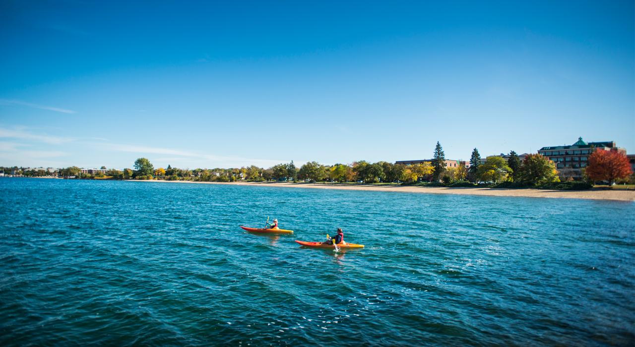 划皮艇沿着密西根湖东岸游览是欣赏密歇根州迷人风光的理想方式