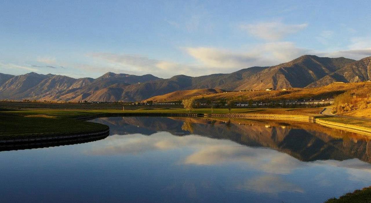 卡森谷高尔夫球场采用苏格兰风格的场地布局，设有 9 处水坑障碍区