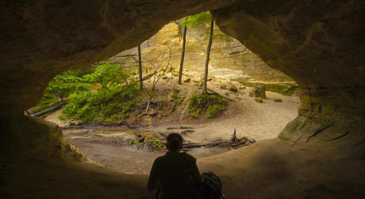 饥饿岩州立公园中，一位徒步旅行者在休息