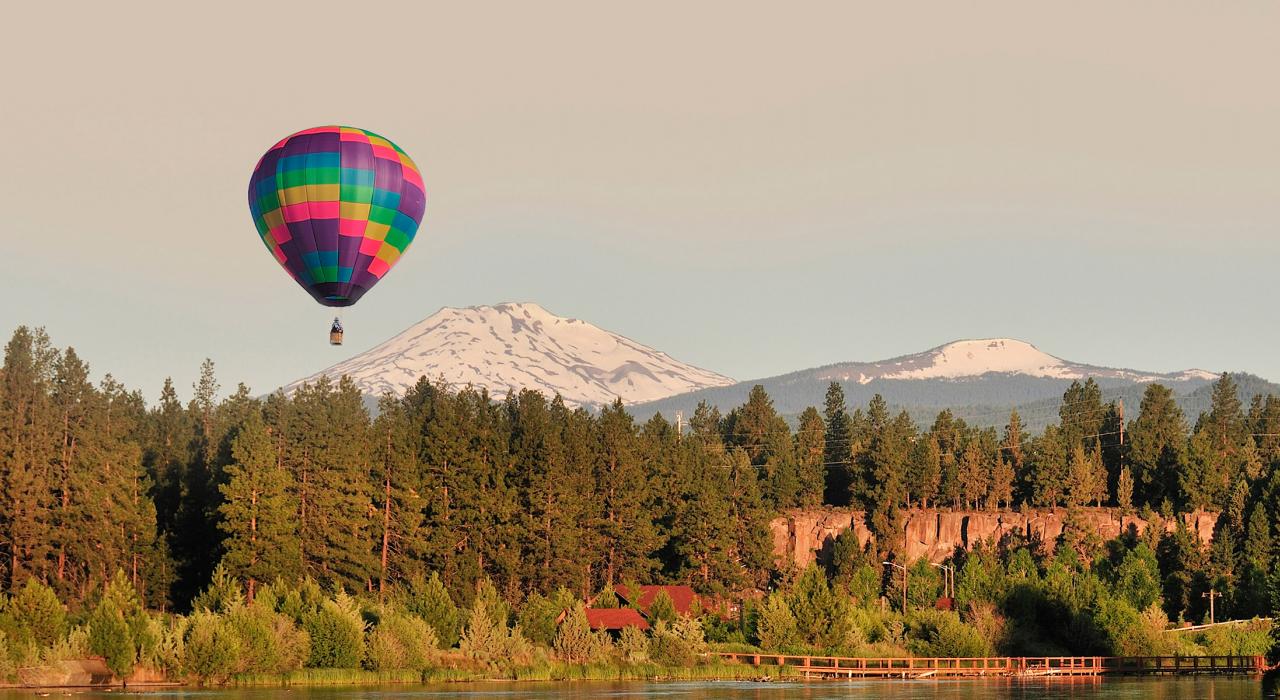 漂浮在俄勒冈州巴奇勒山附近的热气球