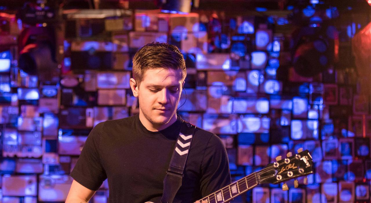 Bass Physics 在科罗拉多州丹佛弹奏吉他