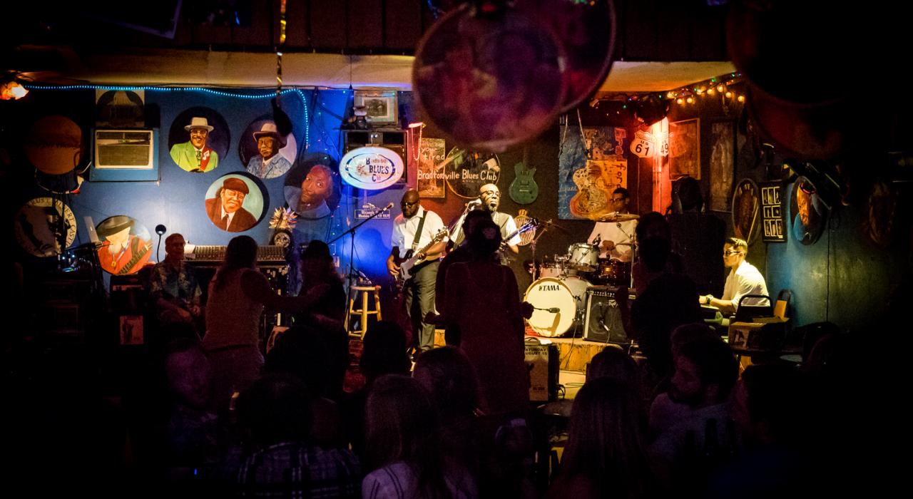 佛罗里达州塔拉哈西 Bradfordville Blues Club 俱乐部内随乐队歌声摇摆的人群