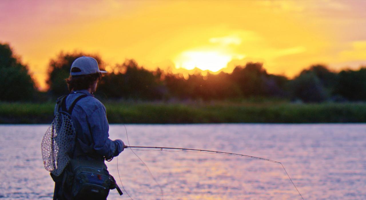伴着夕阳西下，在 Seedskadee 国家野生动物保护区享受宁静的垂钓时光