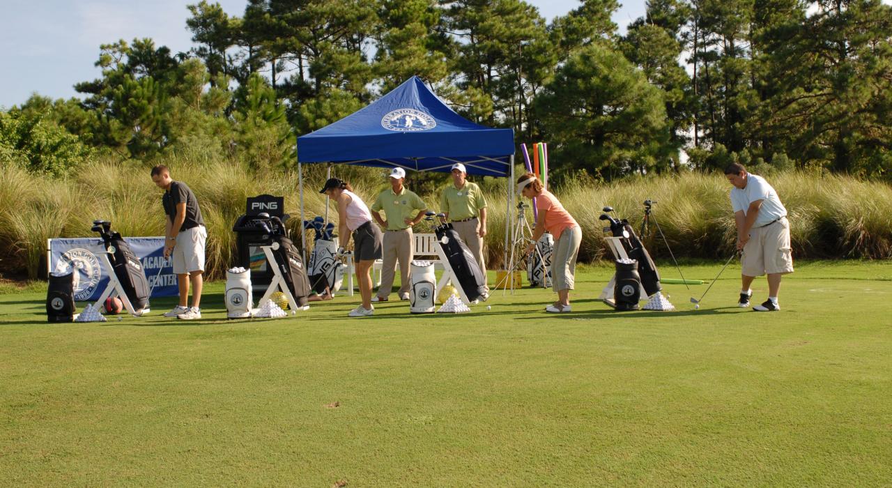 在塞利布雷申高尔夫球场的练球场打磨您的发球技术