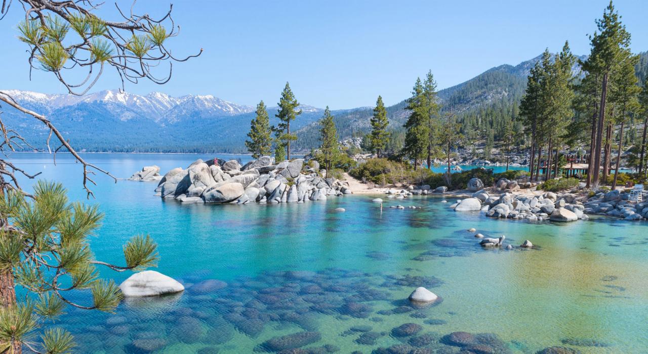 太浩湖透明清澈的湖水