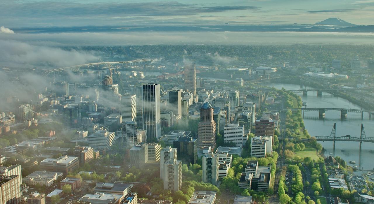 从空中鸟瞰俄勒冈州波特兰市中心