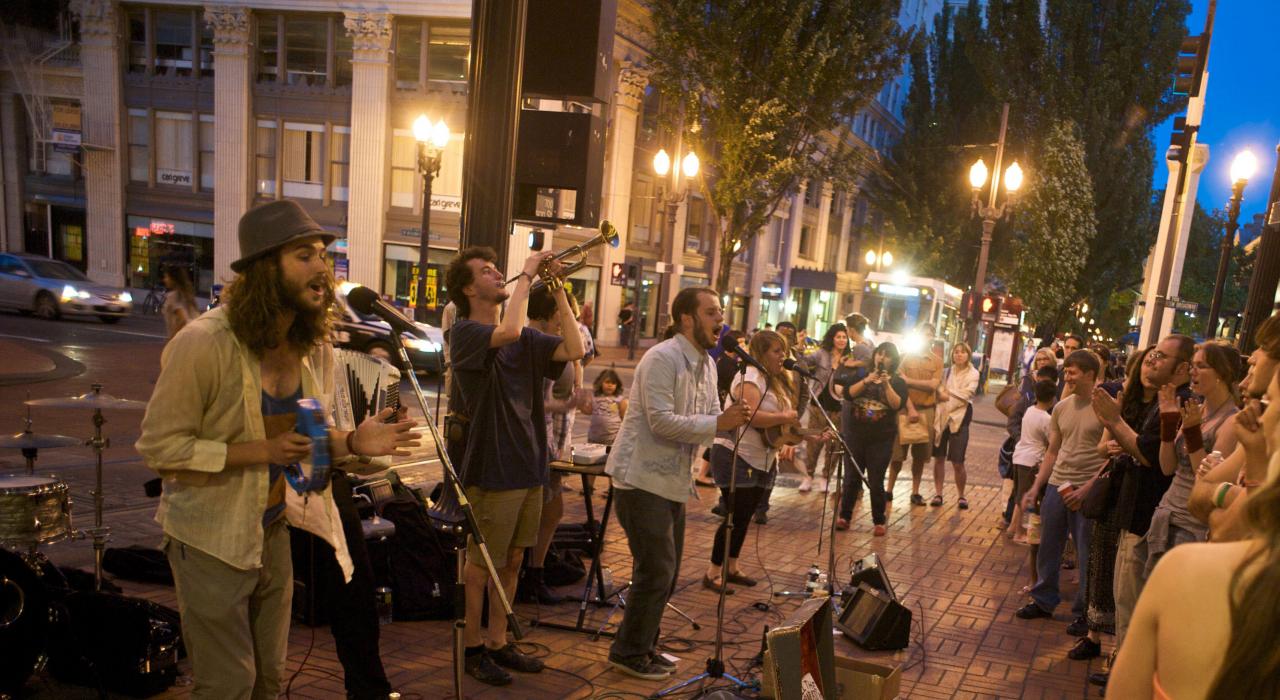 All the Apparatus 乐队正在俄勒冈州波特兰街头表演