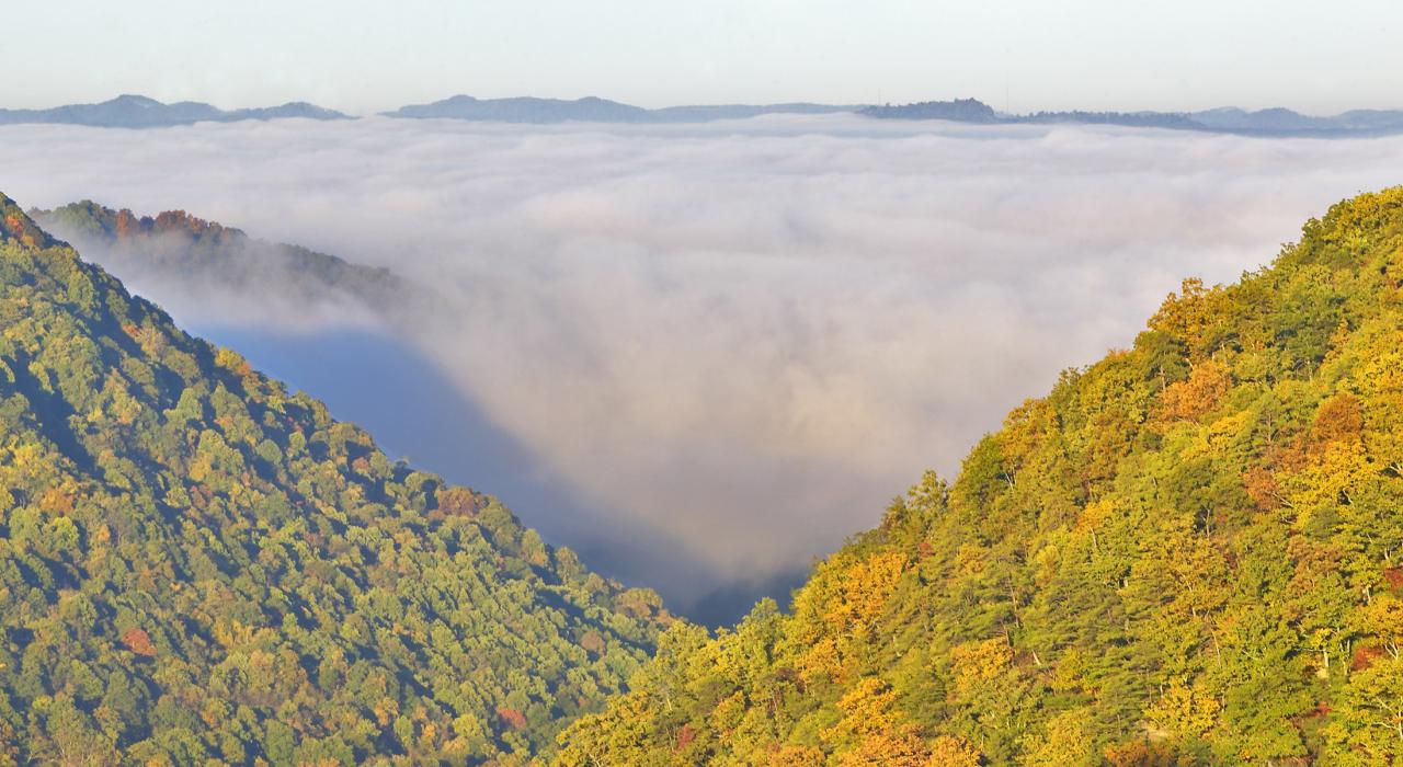 西弗吉尼亚州巴布科克州立公园内的清晨日出