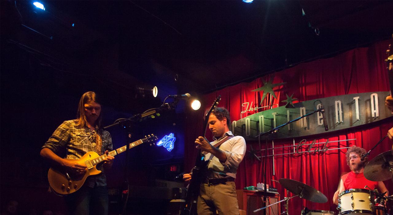 德克萨斯州休斯敦大陆俱乐部的现场音乐表演