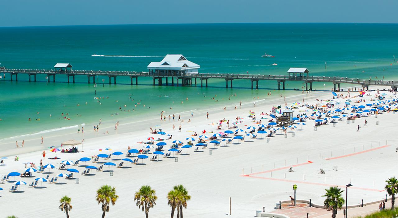 佛罗里达州清水湾清澈的蓝绿色海水和白沙滩