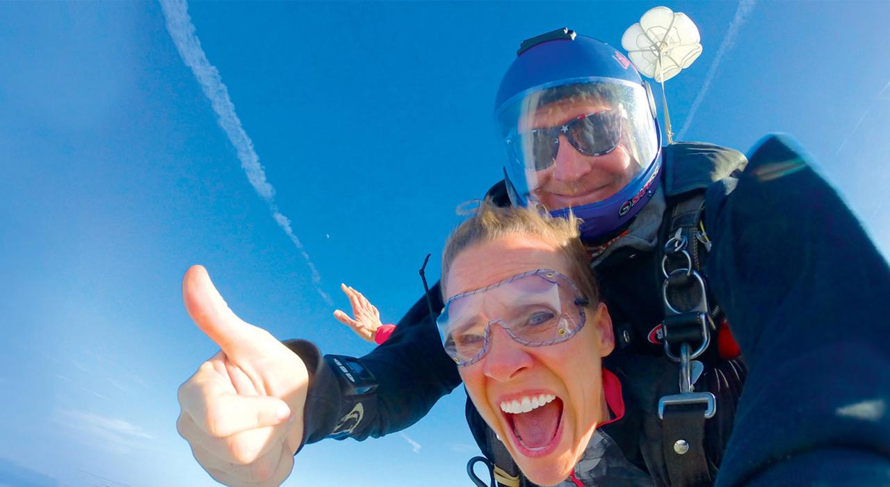 体验双人跳伞,俯瞰整个南加利福尼亚州 体验双人跳伞,俯瞰整个南加利福尼亚州