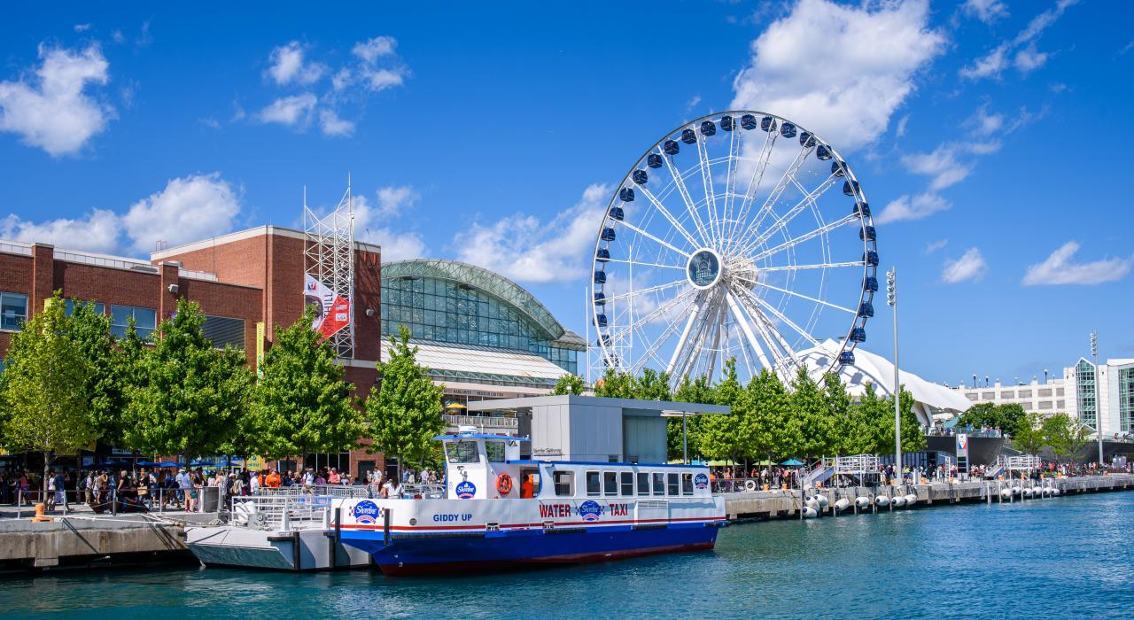 著名的 Centennial Wheel 摩天轮高耸在海军码头和密西根湖之上 著名的 Centennial Wheel 摩天轮高耸在海军码头和密西根湖之上