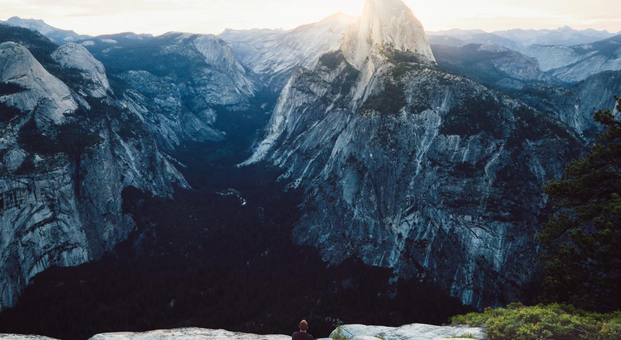 攀登加利福尼亚州的优胜美地国家公园