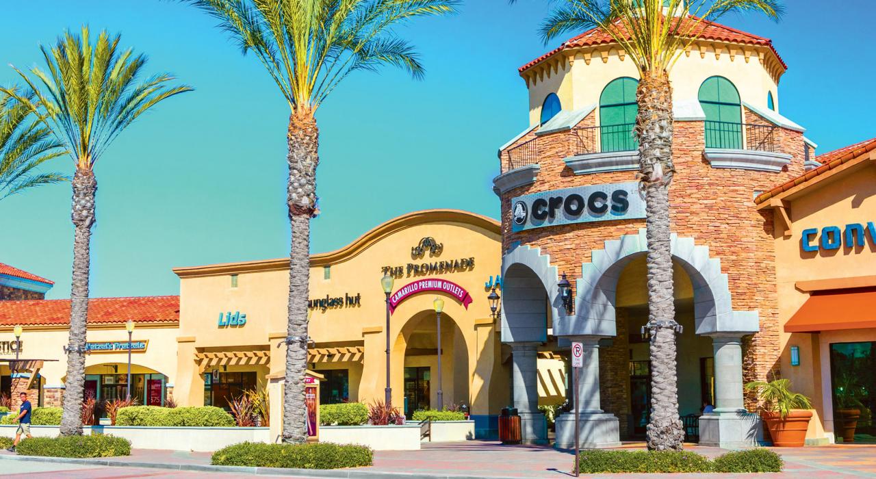 卡玛利洛奥特莱斯中的一排品牌店 卡玛利洛奥特莱斯中的一排品牌店