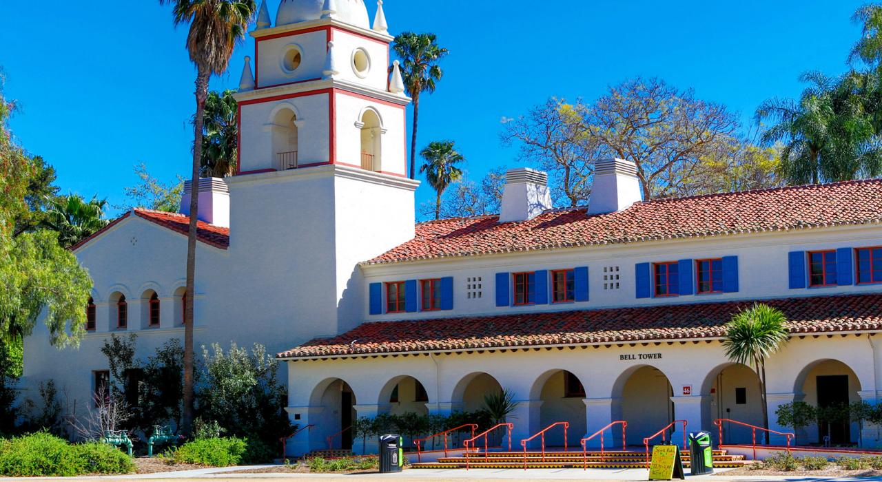 加利福尼亚州立大学海峡群岛分校的钟楼 加利福尼亚州立大学海峡群岛分校的钟楼