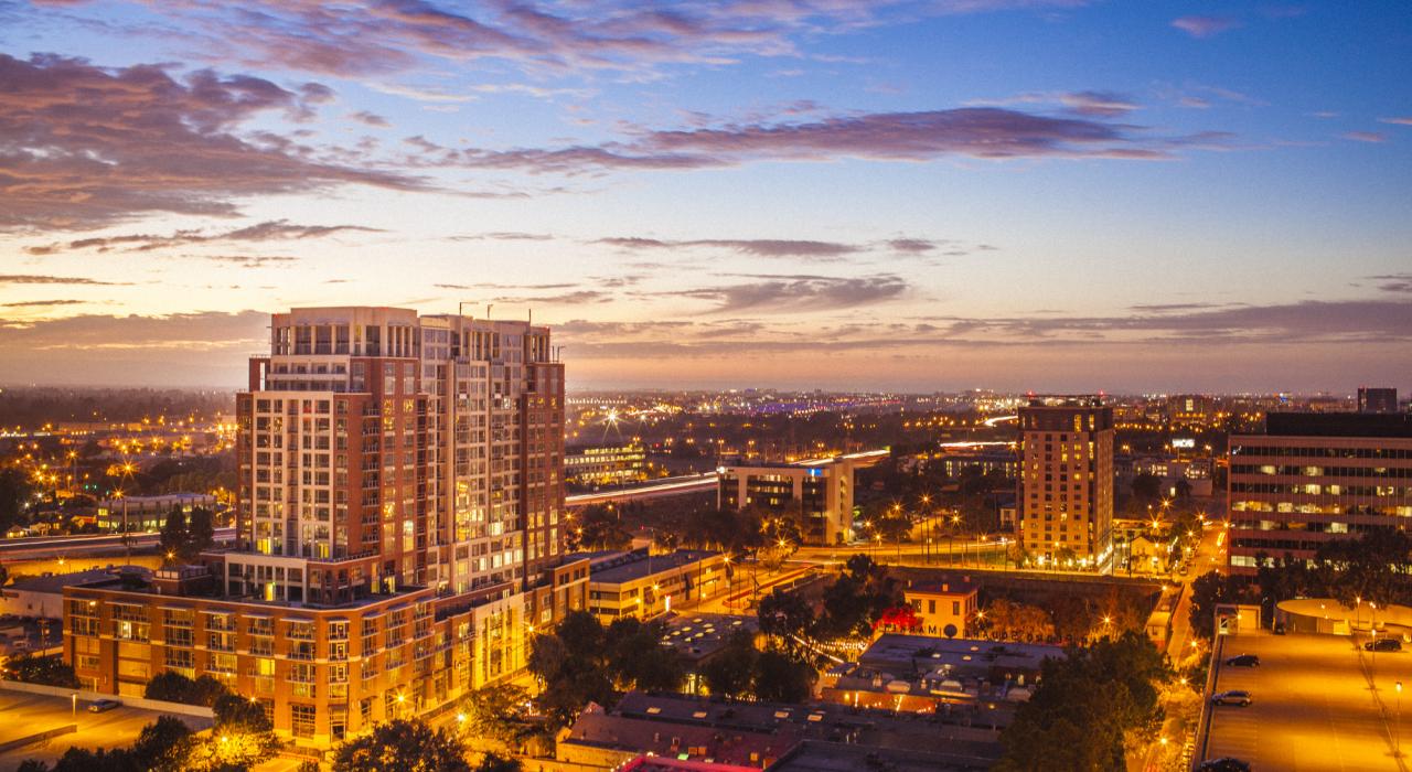 加利福尼亚州圣何塞市中心的日落美景