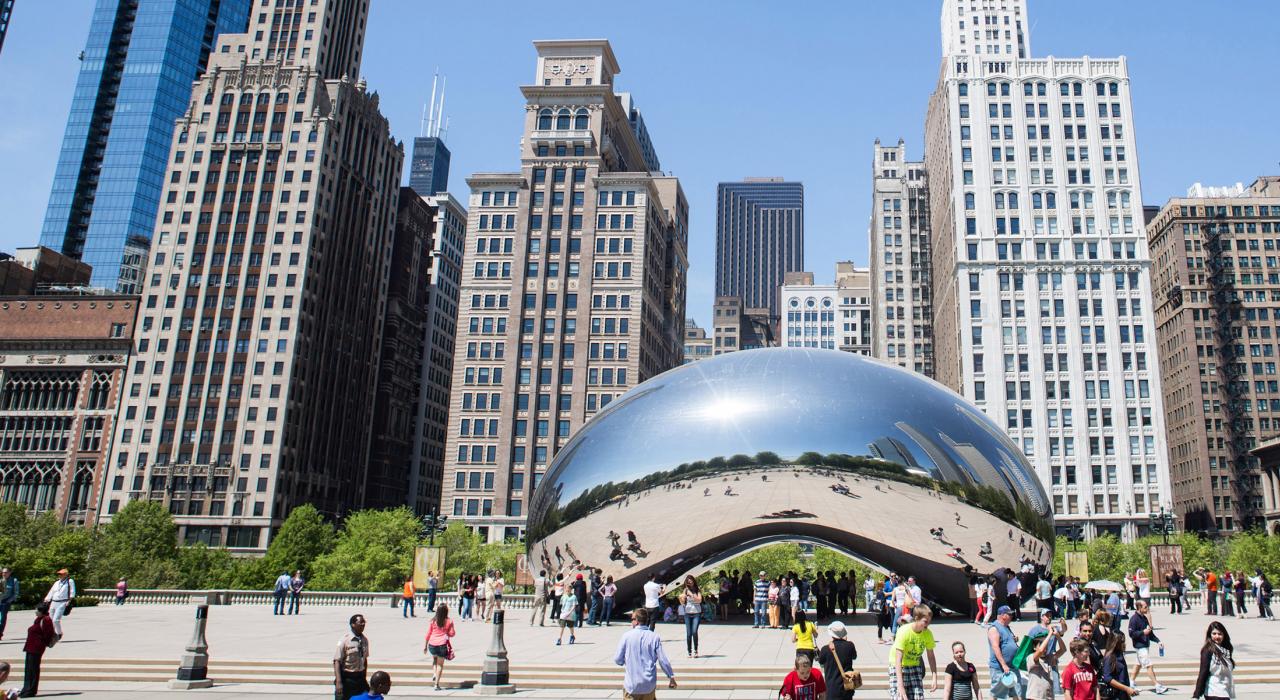 千禧公园内的有着“豆荚”别称的“云门”(Cloud Gate) 雕塑 千禧公园内的有着“豆荚”别称的“云门”(Cloud Gate) 雕塑