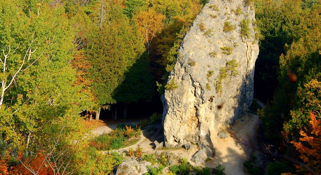 耸立于地面上方近 23 米的石灰岩——苏加洛夫