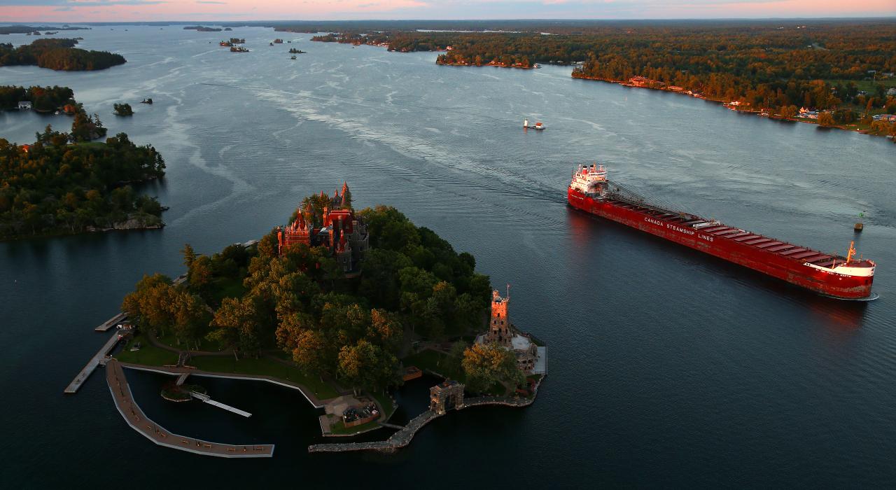 鸟瞰船只穿越群岛时圣劳伦斯河的美景