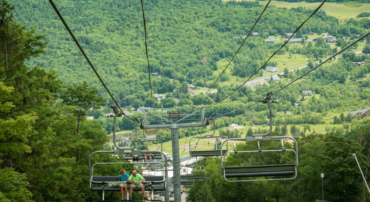 从纽约州温德姆山度假村全年运营的高空缆椅上鸟瞰卡茨基尔的美景