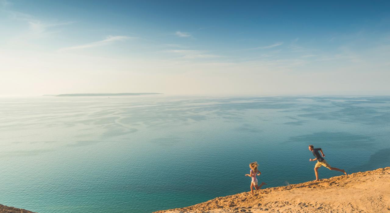 睡熊沙丘国家湖岸的金字塔点步道