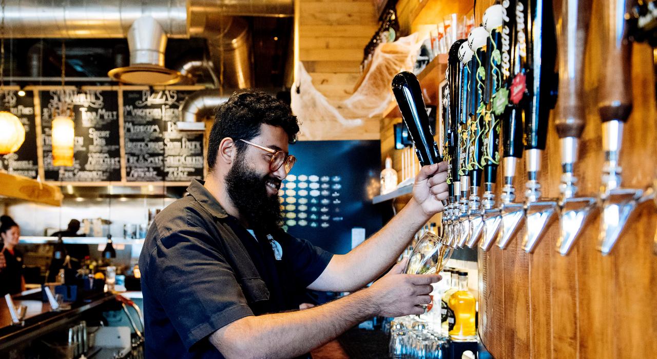在 Jolly Pumpkin Detroit Pizzeria & Brewery 酒吧倒一杯手工麦芽啤酒 在 Jolly Pumpkin Detroit Pizzeria & Brewery 酒吧倒一杯手工麦芽啤酒