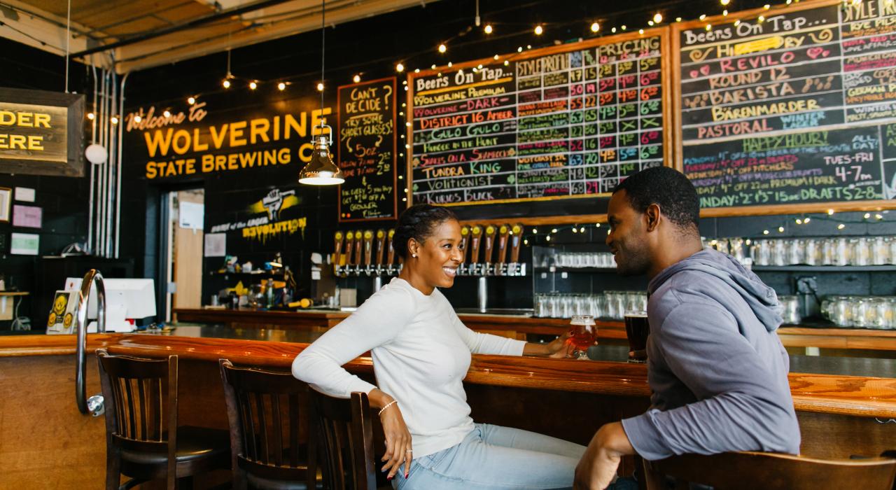 一对情侣在安娜堡的 Wolverine State Brewing Co. 啤酒公司畅饮精酿