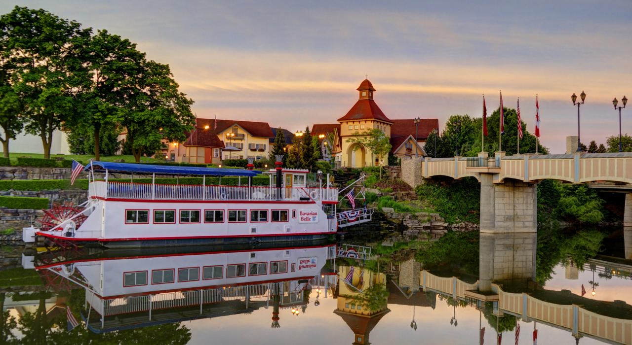 密西根州弗兰肯莫斯的 Bavarian Belle 号观光邮轮的日落巡游