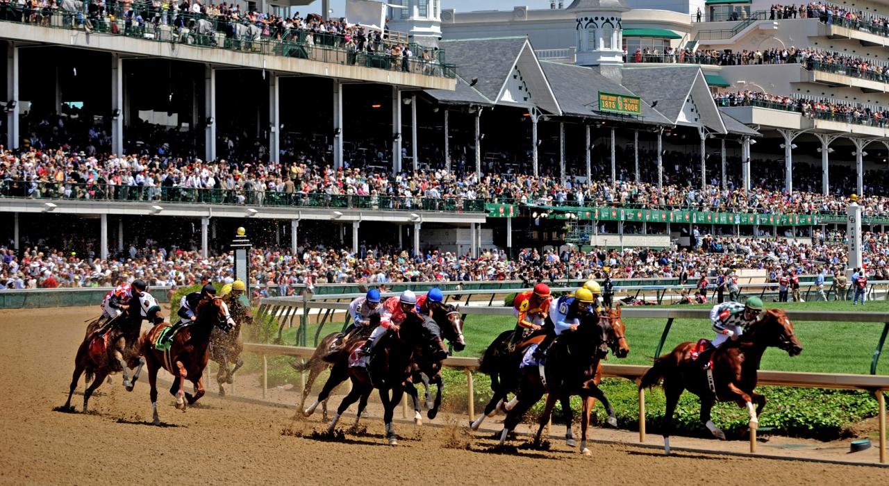 肯塔基赛马会期间，丘吉尔唐斯赛马场上赛马冲向终点线