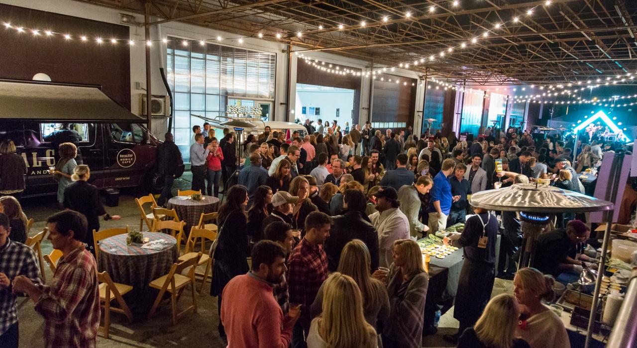 查尔斯顿美酒美食节上的摇滚音乐会和鸡尾酒会