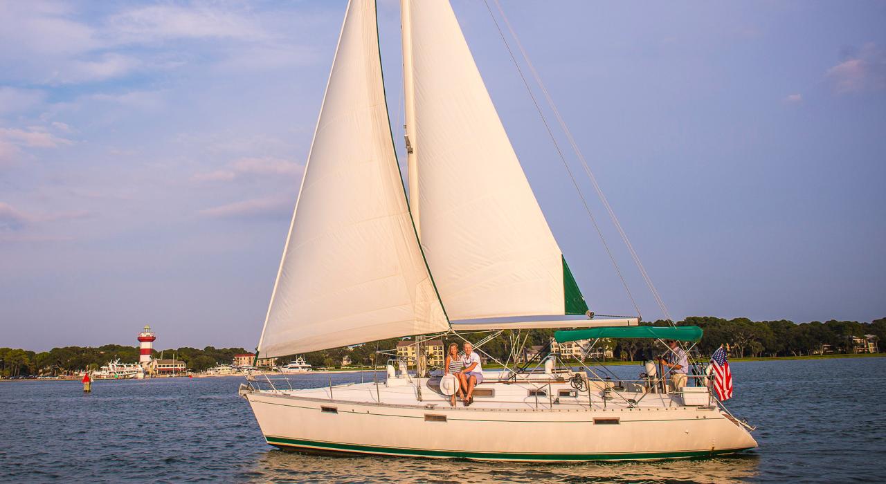 在希尔顿黑德岛附近水域杨帆航行