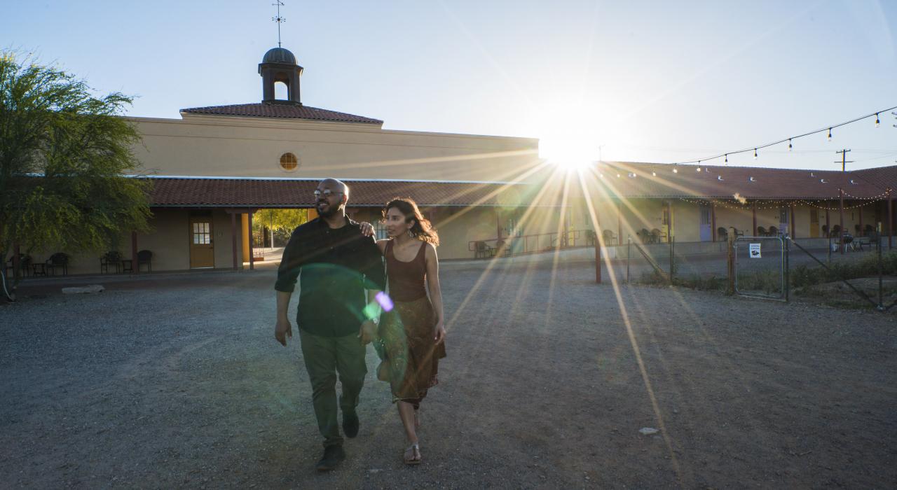 浪漫的日落下，在阿霍的沙漠酒店和会议中心休闲漫步