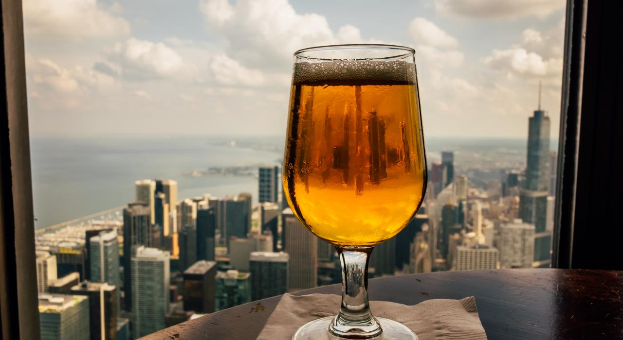 在芝加哥skyline摩天轮里享受一杯美味的手工精酿啤酒