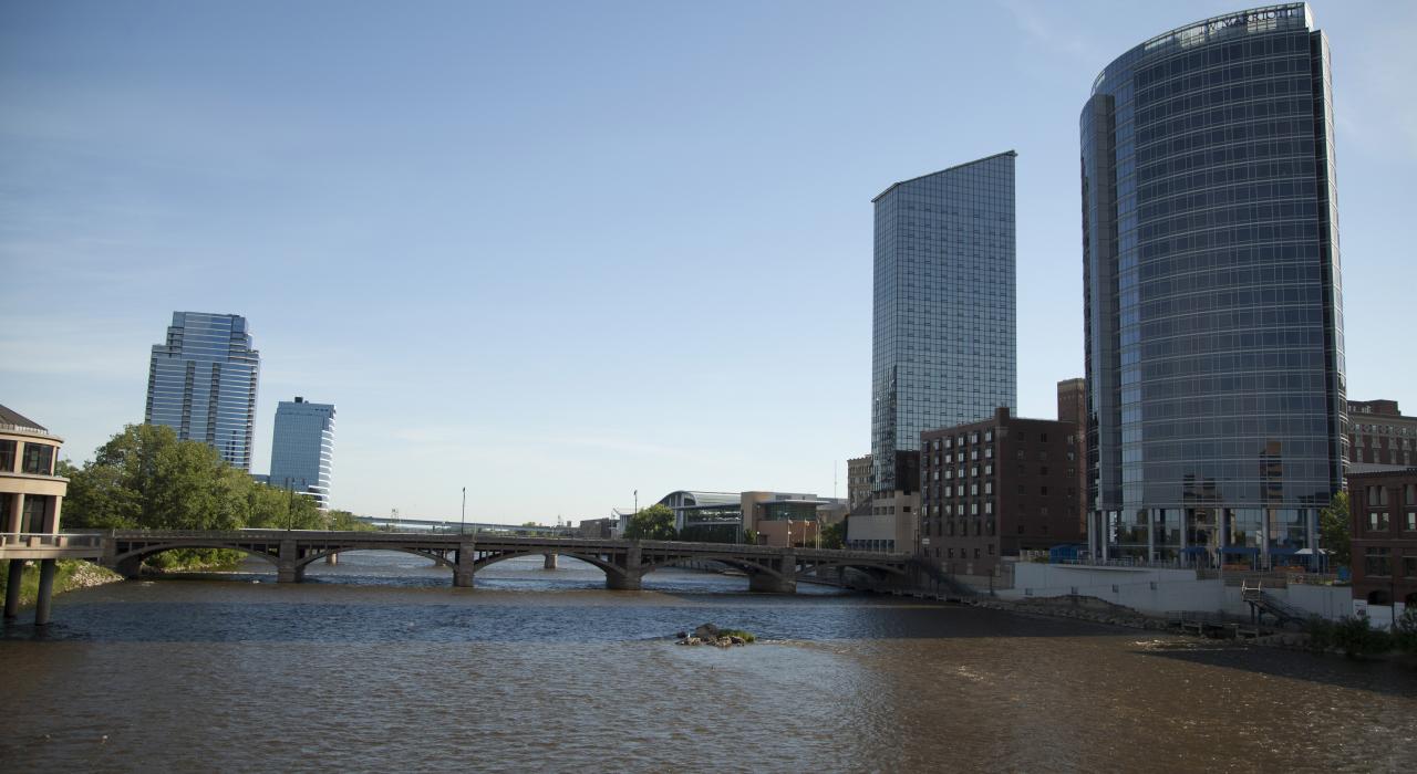 一座桥横跨大运河连接了市中心