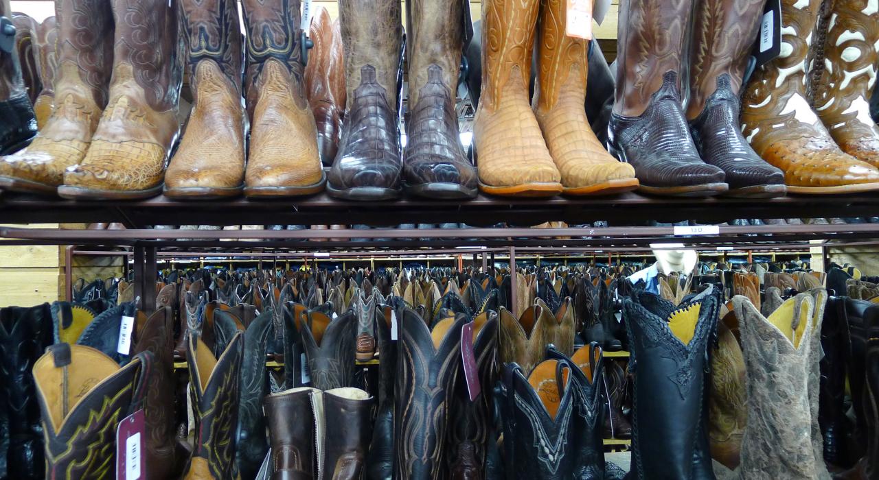 德克萨斯州一家鞋厂有九百多双牛仔靴供你选择