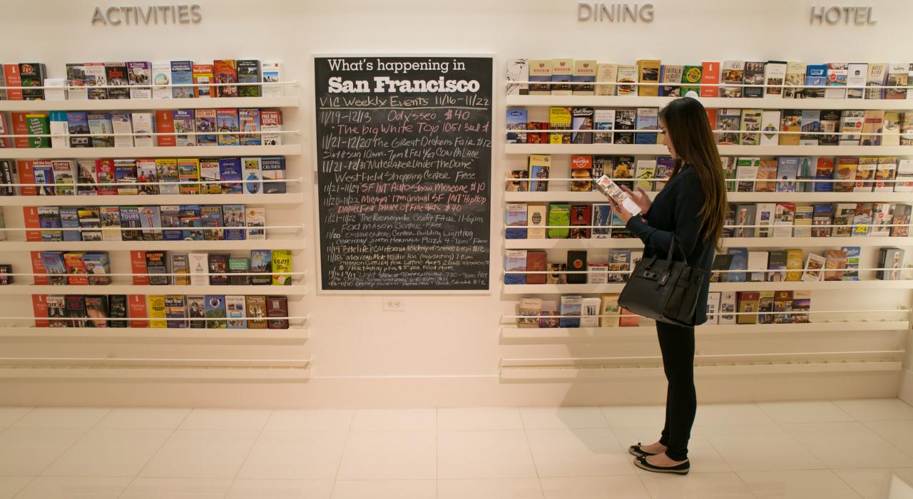 在梅西百货的信息导览中心翻看手册 在梅西百货的信息导览中心翻看手册