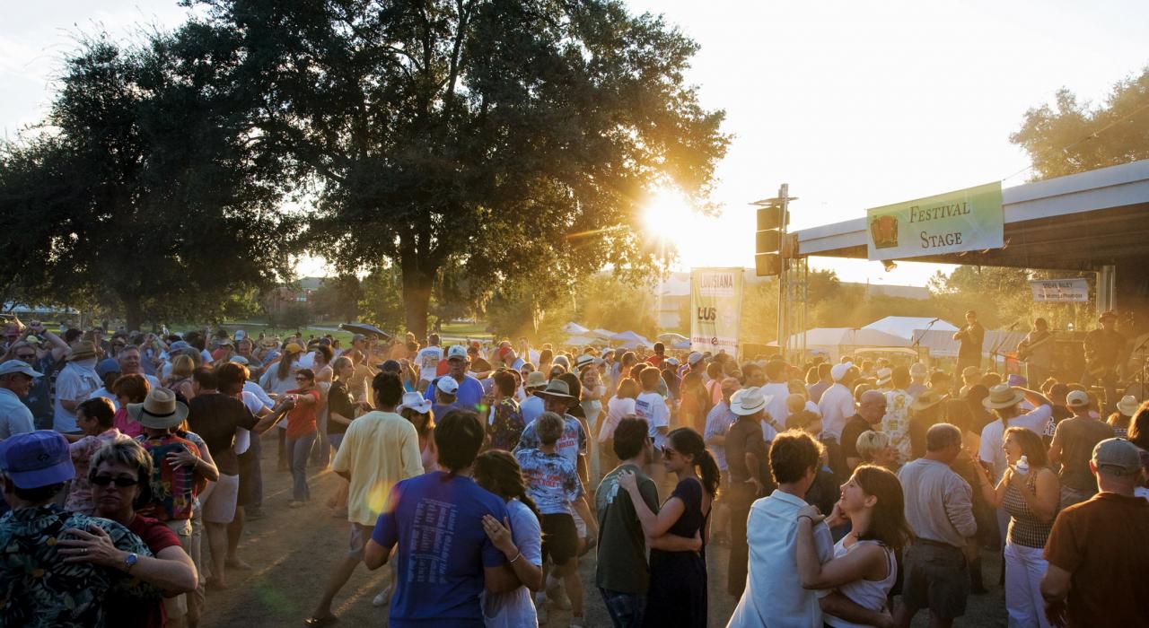 人们在路易斯安娜音乐节跳舞