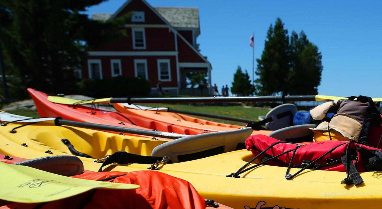 乘皮划艇穿越岩石岛灯塔州立公园沿岸