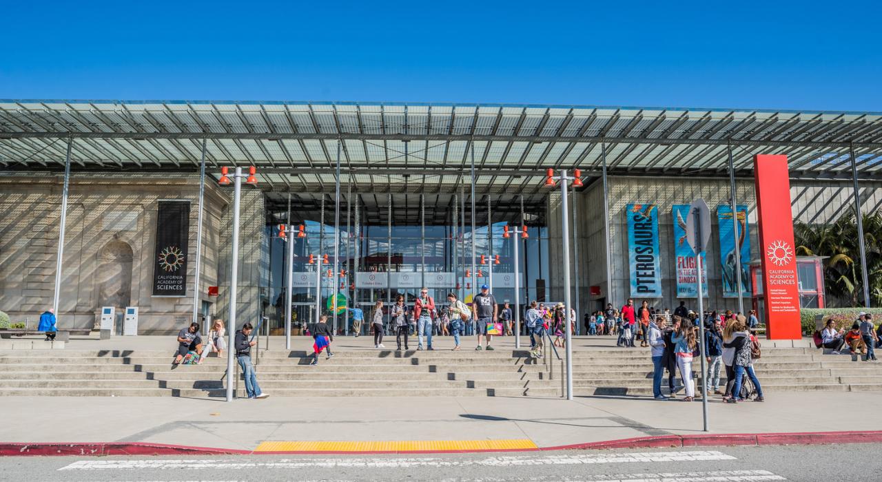 全球最大的自然历史博物馆之一，加州科学院的入口