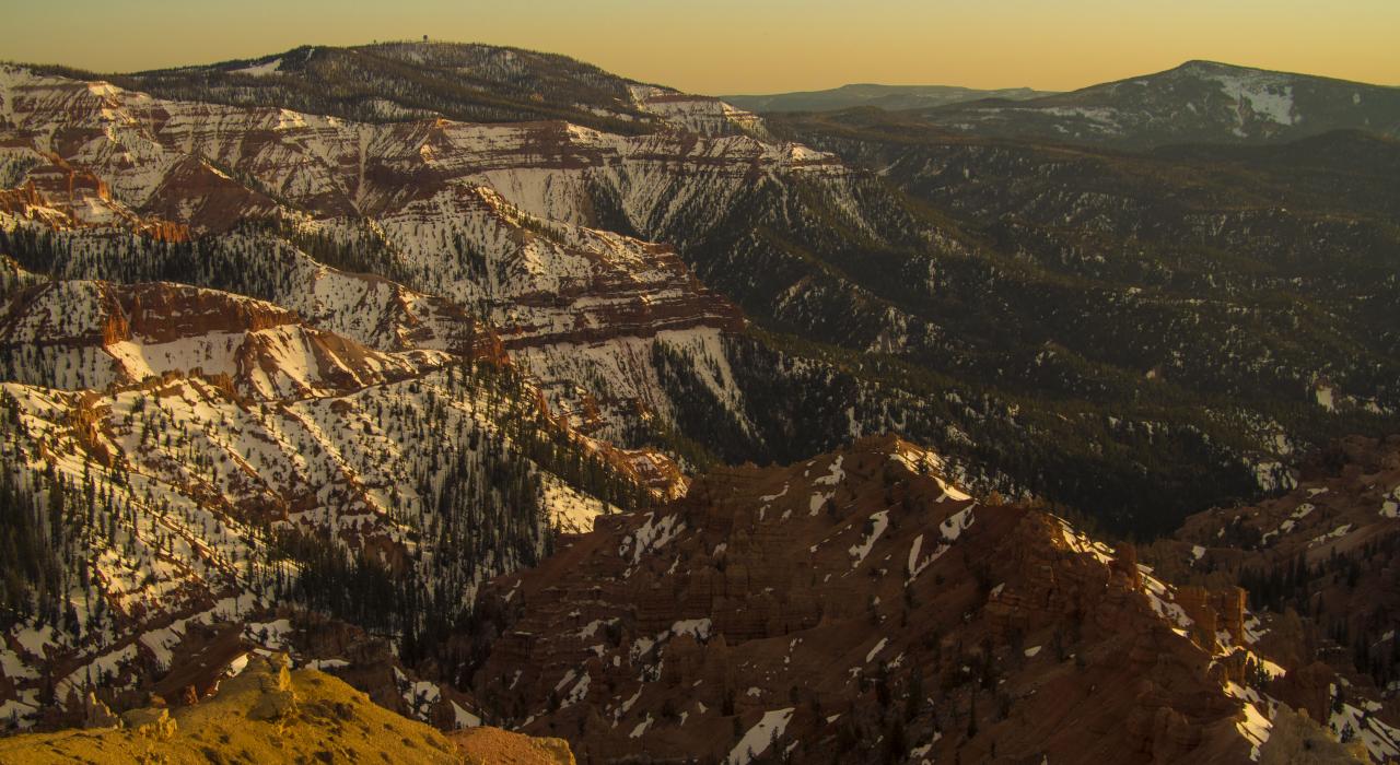 锡达布雷克斯公园山上的雪