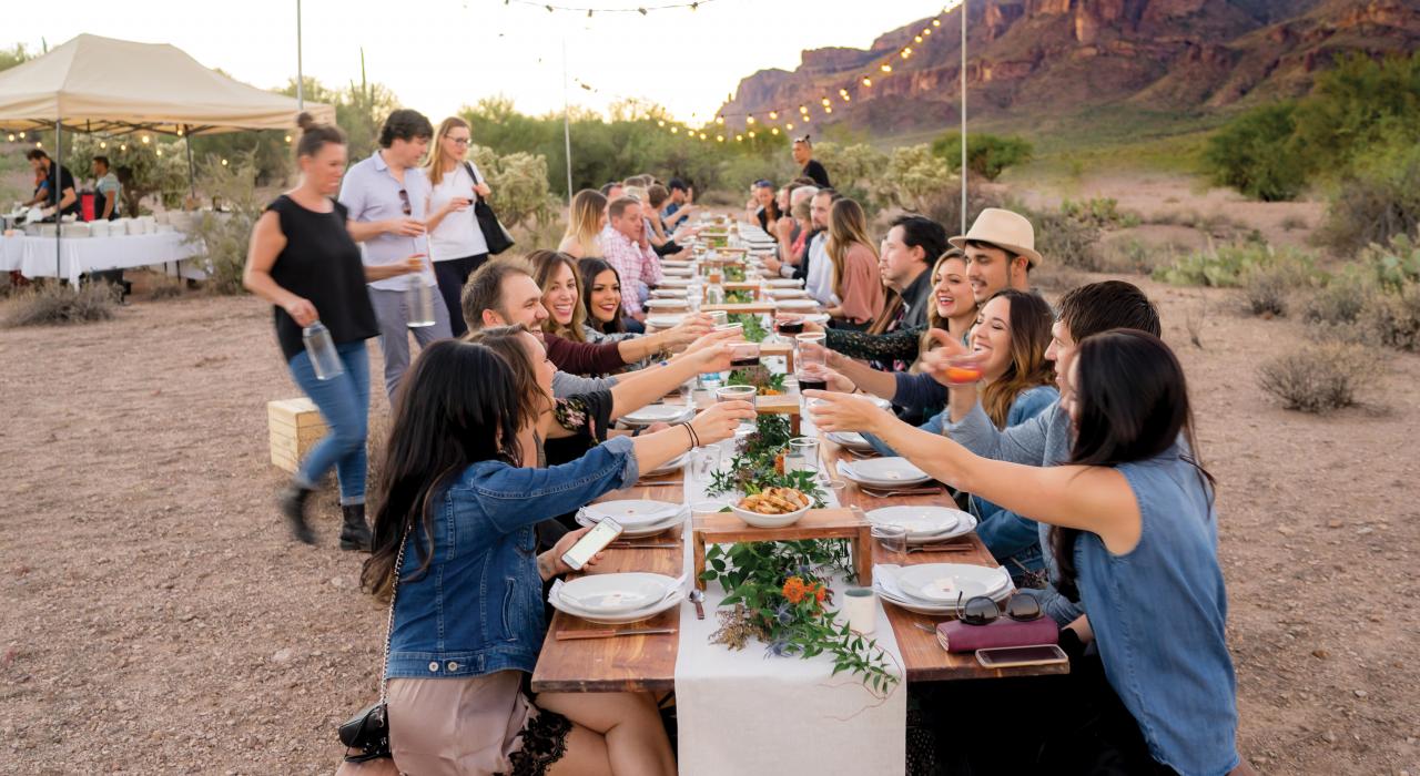 以沙漠黄昏景致为背景，在梅萨附近享用 Cloth＆Flame 美味晚餐